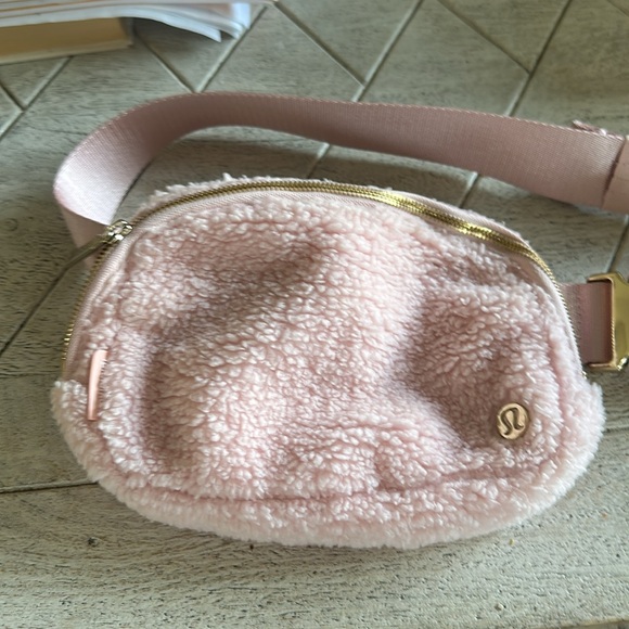 Lululemon Everywhere Belt Bag 1L *Fleece Pink Mist / Gold - Picture 4 of 7